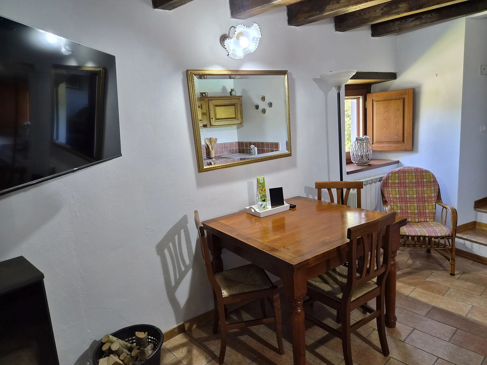 Eethoek met tv in appartement Toscane 2 personen