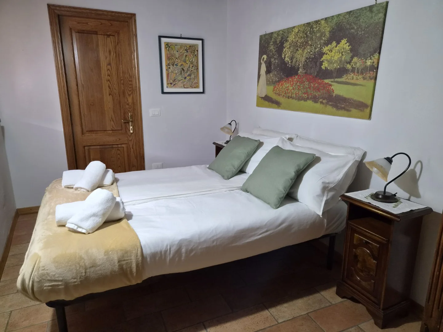Tweepersoonsbed met bedlinnen in appartement Terra bij Borgo Vista Serena