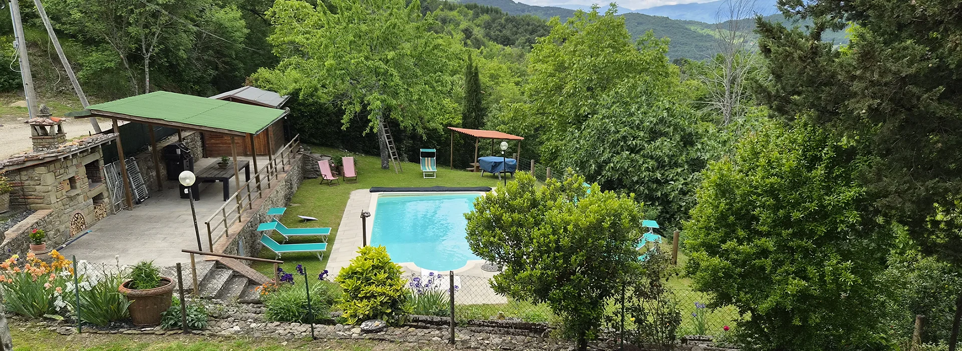 Zwembad met uitzicht bij vakantieappartement Terra in Toscane