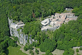 Klooster van La Verna tussen de bossen in Toscane
