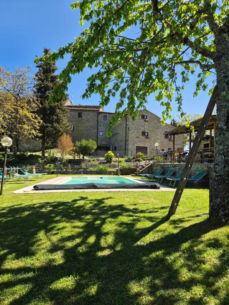 Zwembad en buitenleven bij Borgo Vista Serena in Toscane