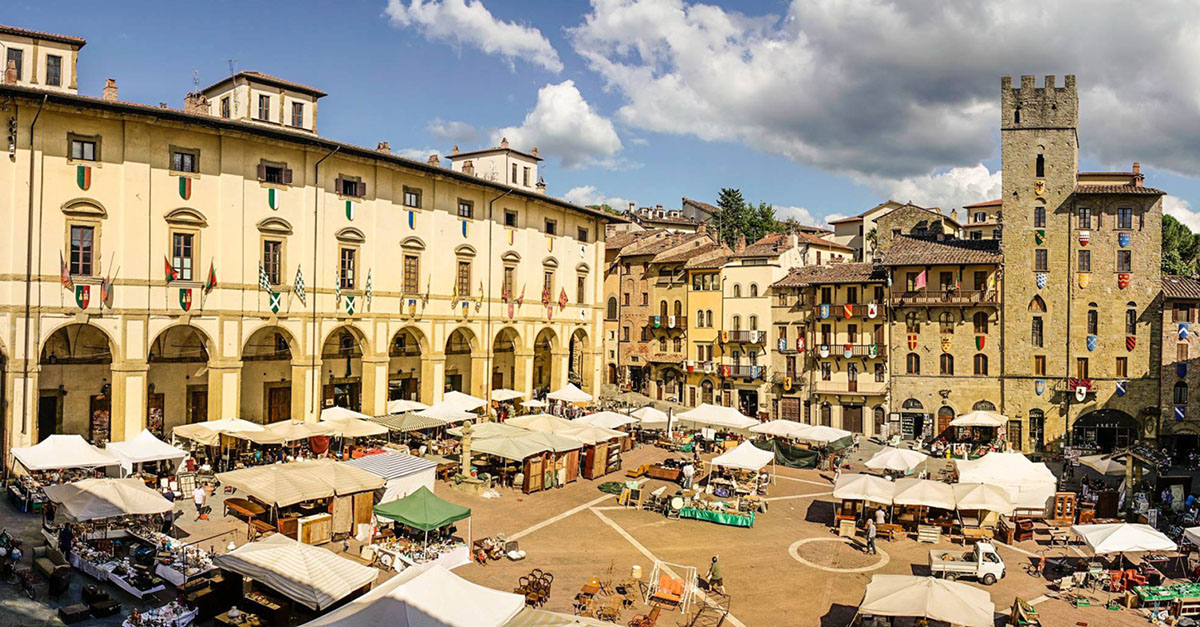 Antiekmarkt in het historische centrum van Arezzo in Toscane