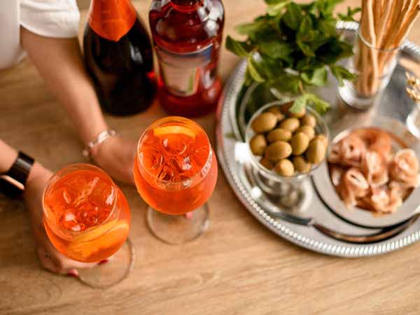 Aperitivo met wijn op een terras in Toscane