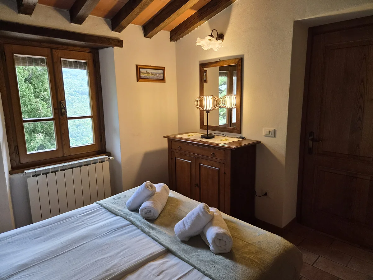Slaapkamer van appartement in Toscane met uitzicht