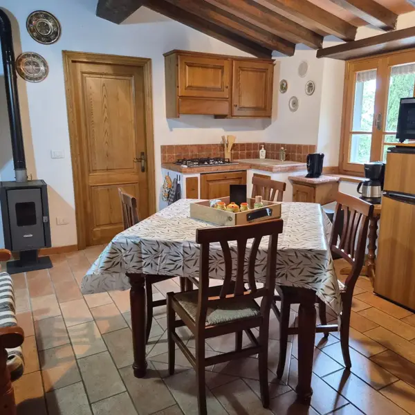 Woonkeuken en eethoek van appartement in Toscane