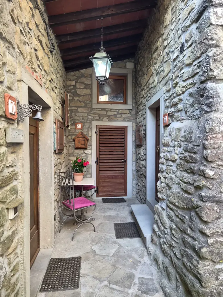 Authentieke stenen gebouwen en straatjes van Borgo Vista Serena