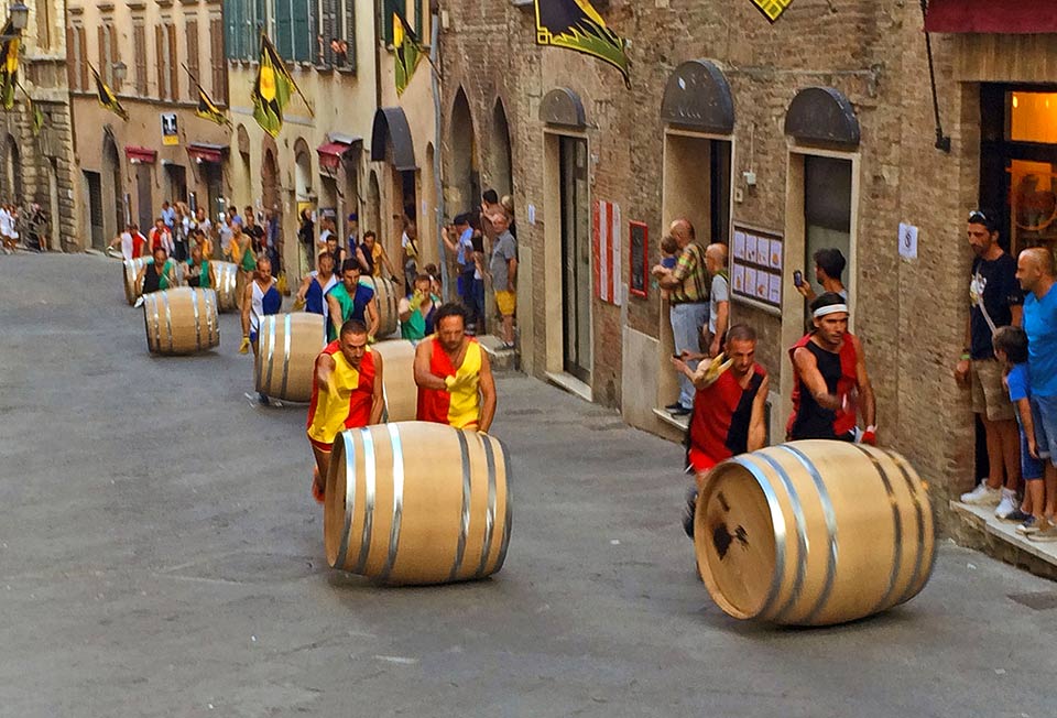 Lokaal dorpsfeest in Toscane met eten en muziek