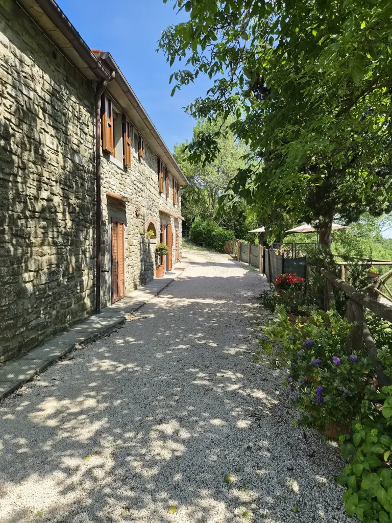 Authentieke stenen gebouwen en straatjes van Borgo Vista Serena