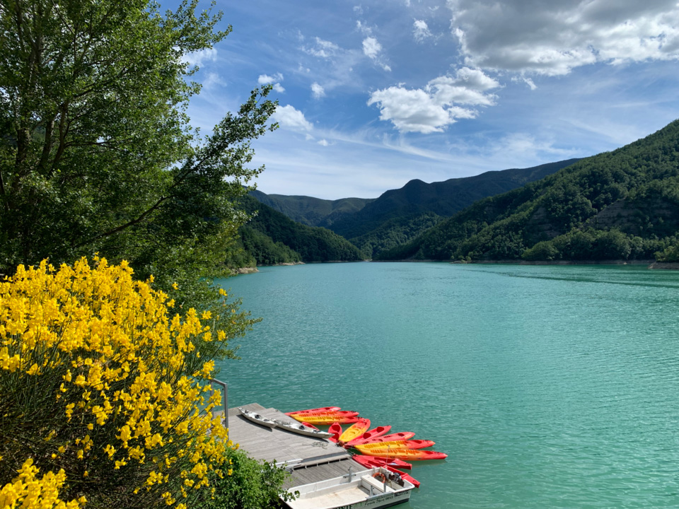 Lago di Ridracoli en de stuwdam in het Nationaal Park Foreste Casentinesi