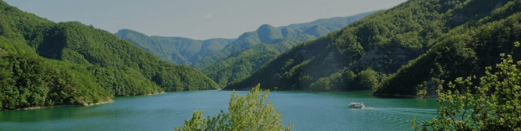Rondvaartboot op Lago di Ridracoli in de Apennijnen