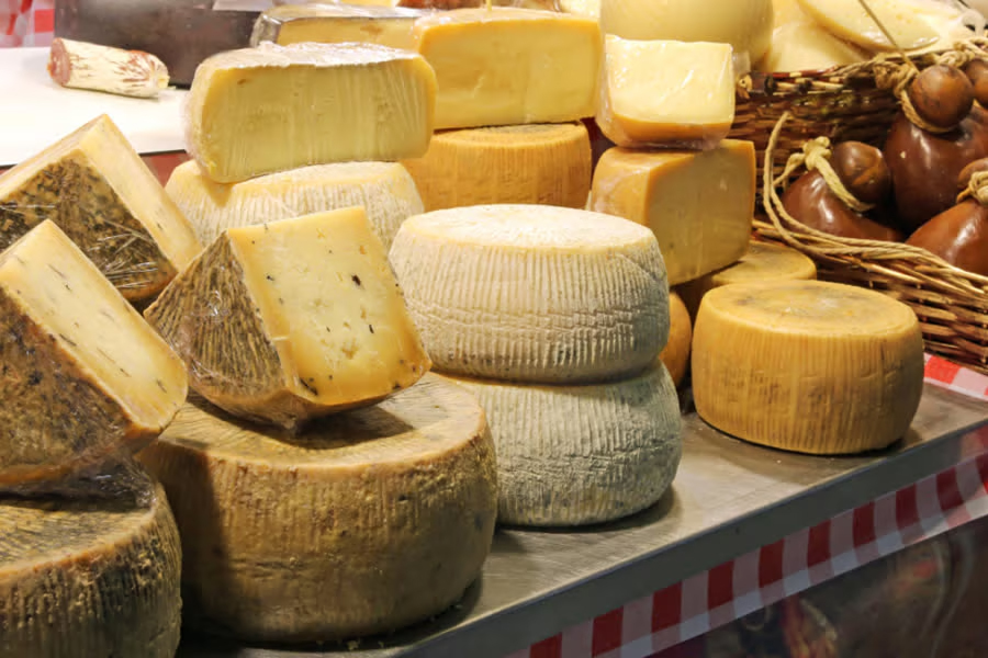 Lokale Toscaanse producten en kaas op een Italiaanse markt