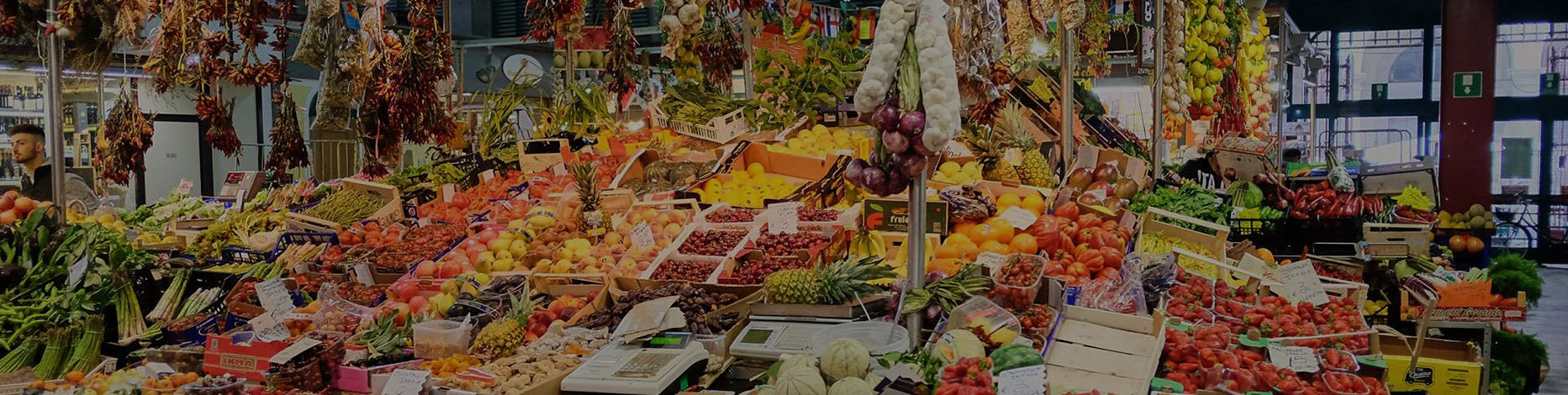 Lokale markt in Toscane met verse producten bij Borgo Vista Serena