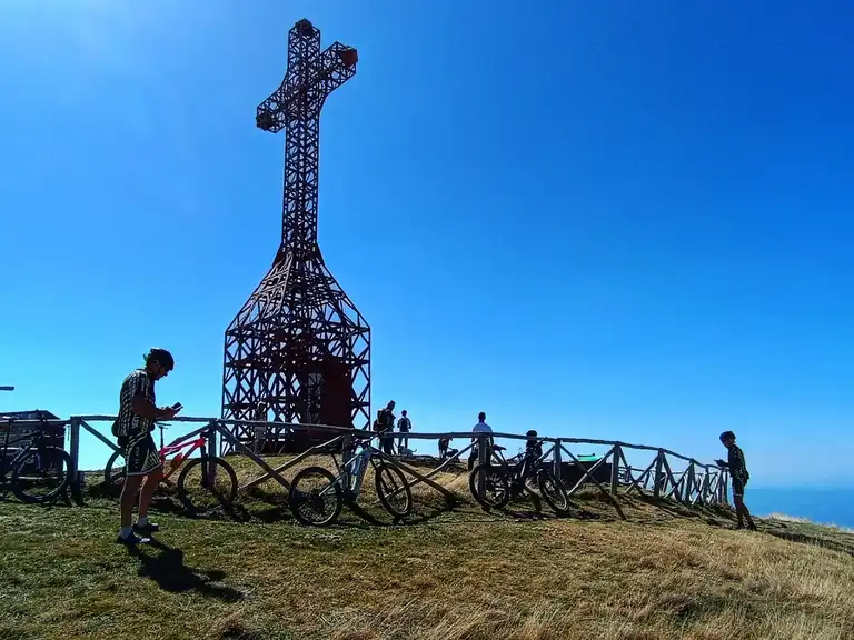 Fietsen richting Pratomagno in Toscane