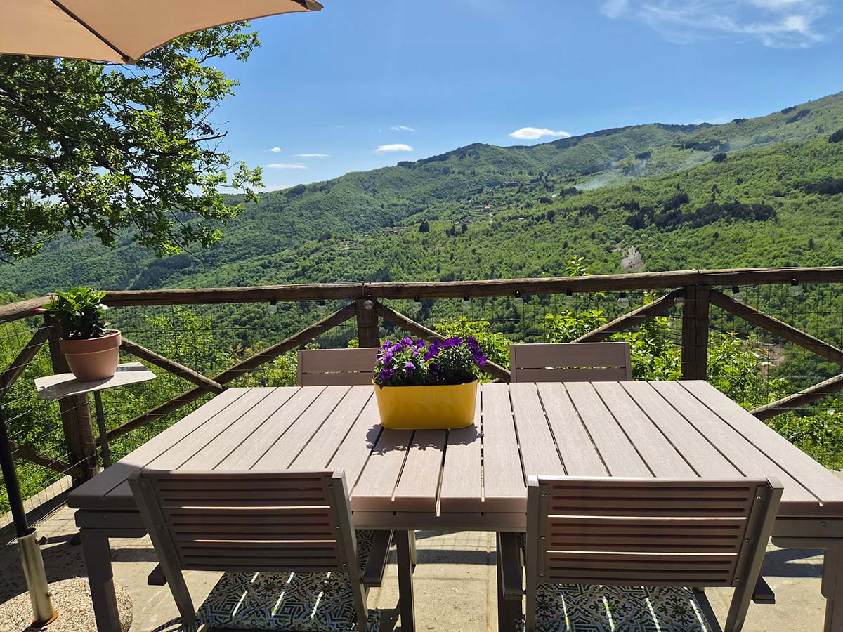 Privéterras bij een appartement van Borgo Vista Serena in Toscane