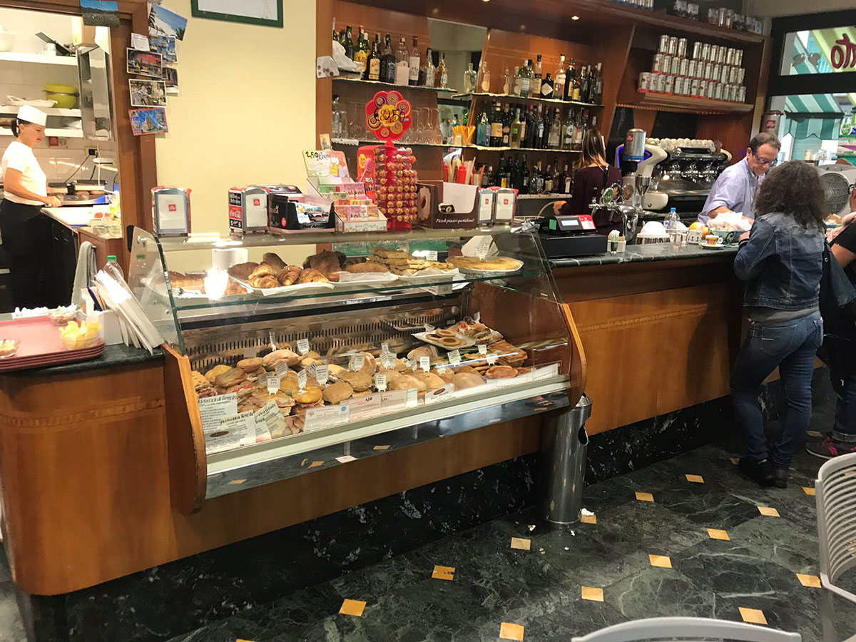 Italiaanse koffie aan de bar in een lokaal café in Toscane