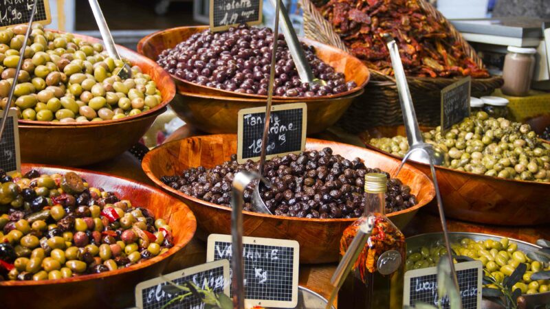Weekmarkt in het Casentino met groente en fruit in Toscane