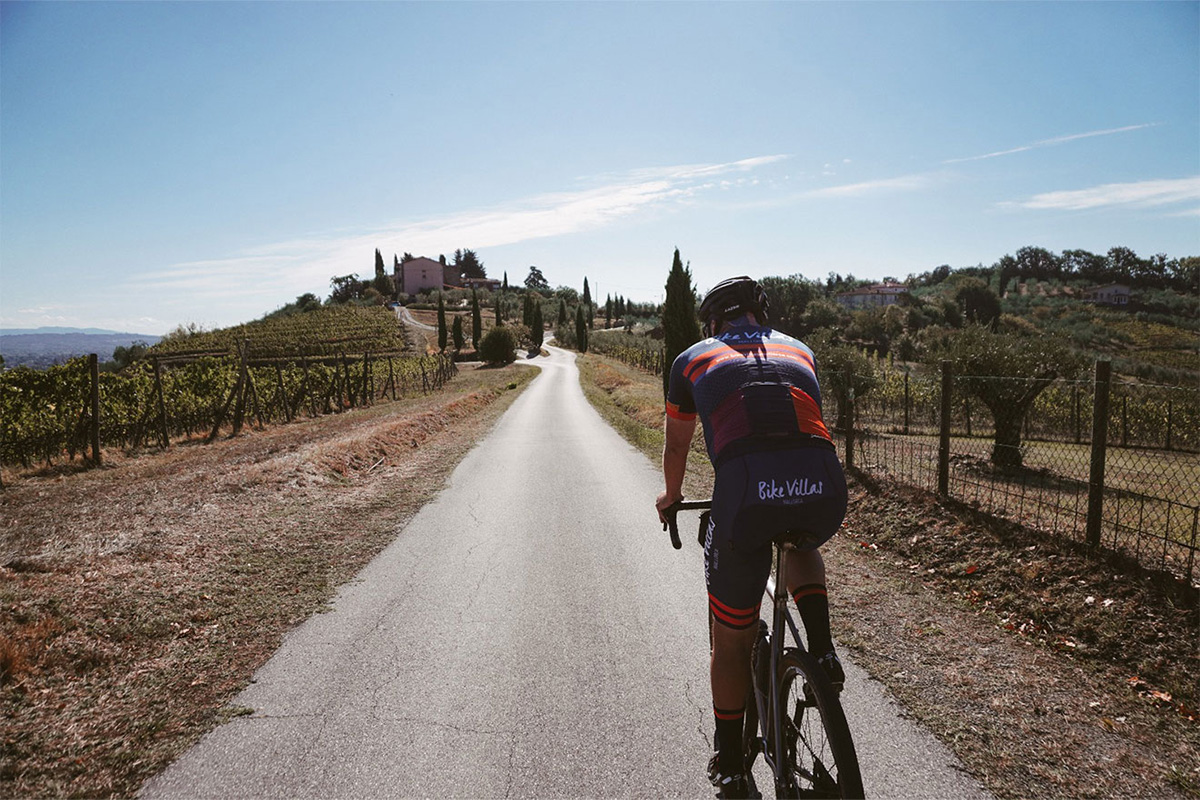 Wielrennen in de heuvels van Toscane bij het Casentino