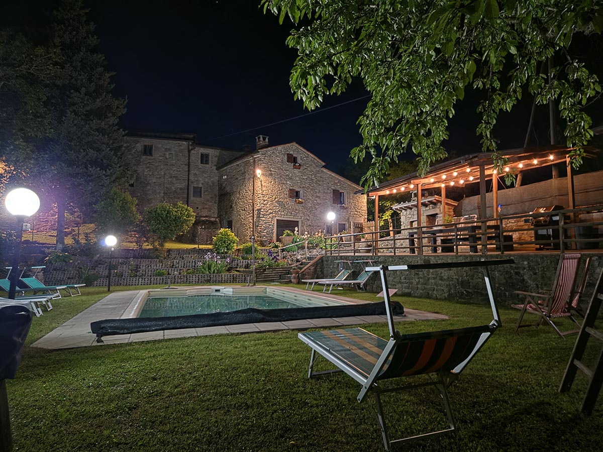 Zwembad bij appartement Toscane 2 personen in avondlicht