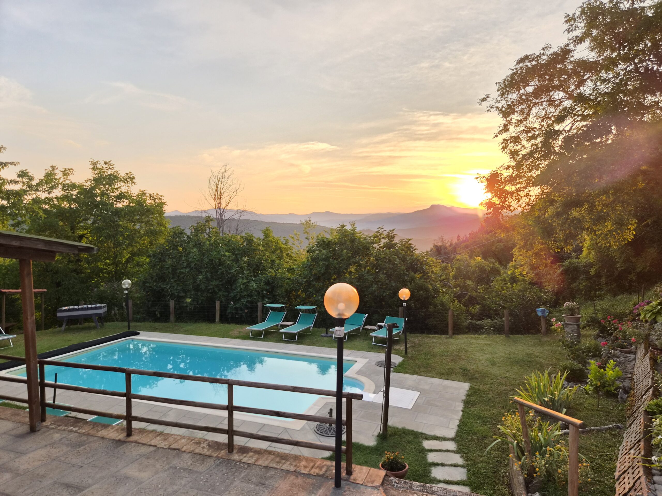 Zonsopkomst boven het zwembad van Borgo Vista Serena in Toscane