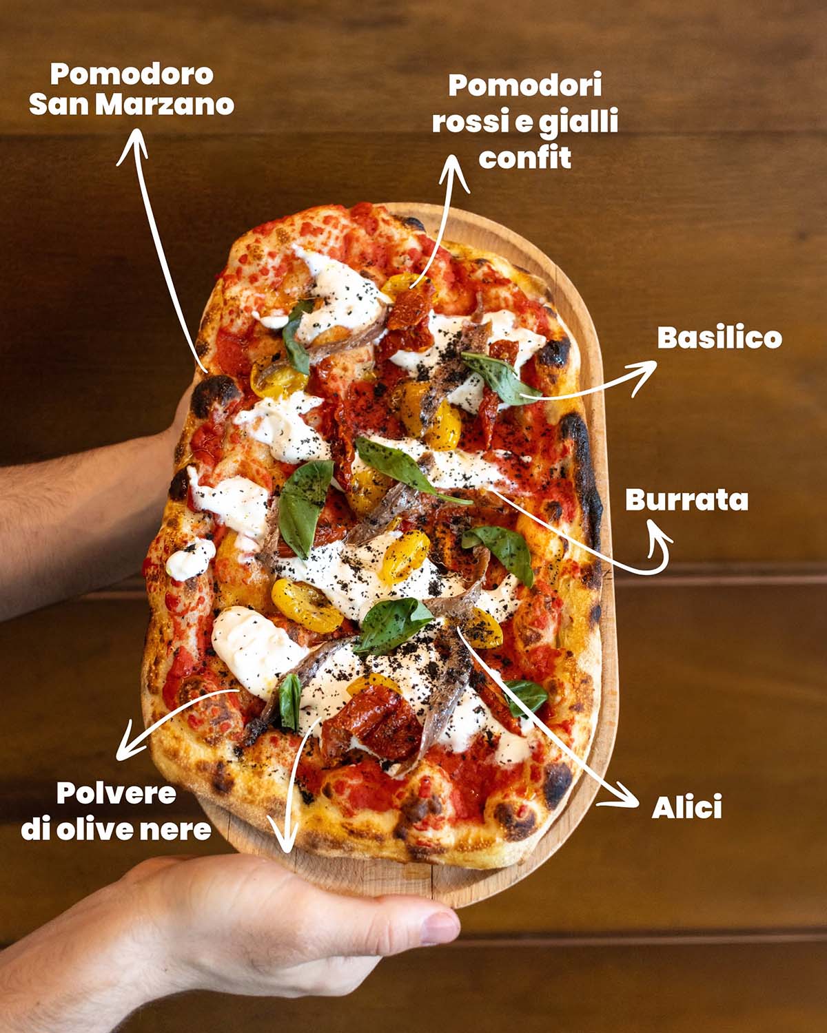 Pizza met burrata basilicum en tomaat bij Ristorante Alchimia in Bibbiena Toscane