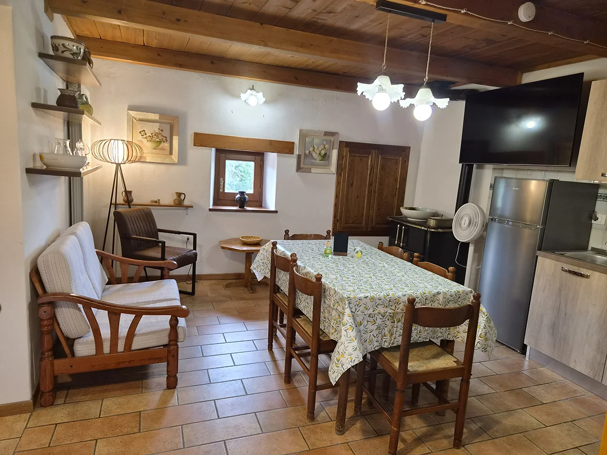 Woonkamer met eethoek en keuken in Appartement Sole bij Borgo Vista Serena in Toscane