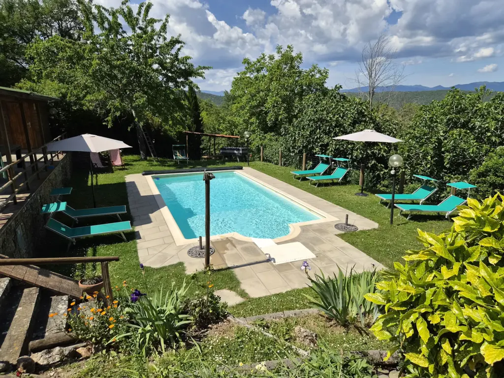 Zwembad van Borgo Vista Serena met uitzicht over de Toscaanse heuvels